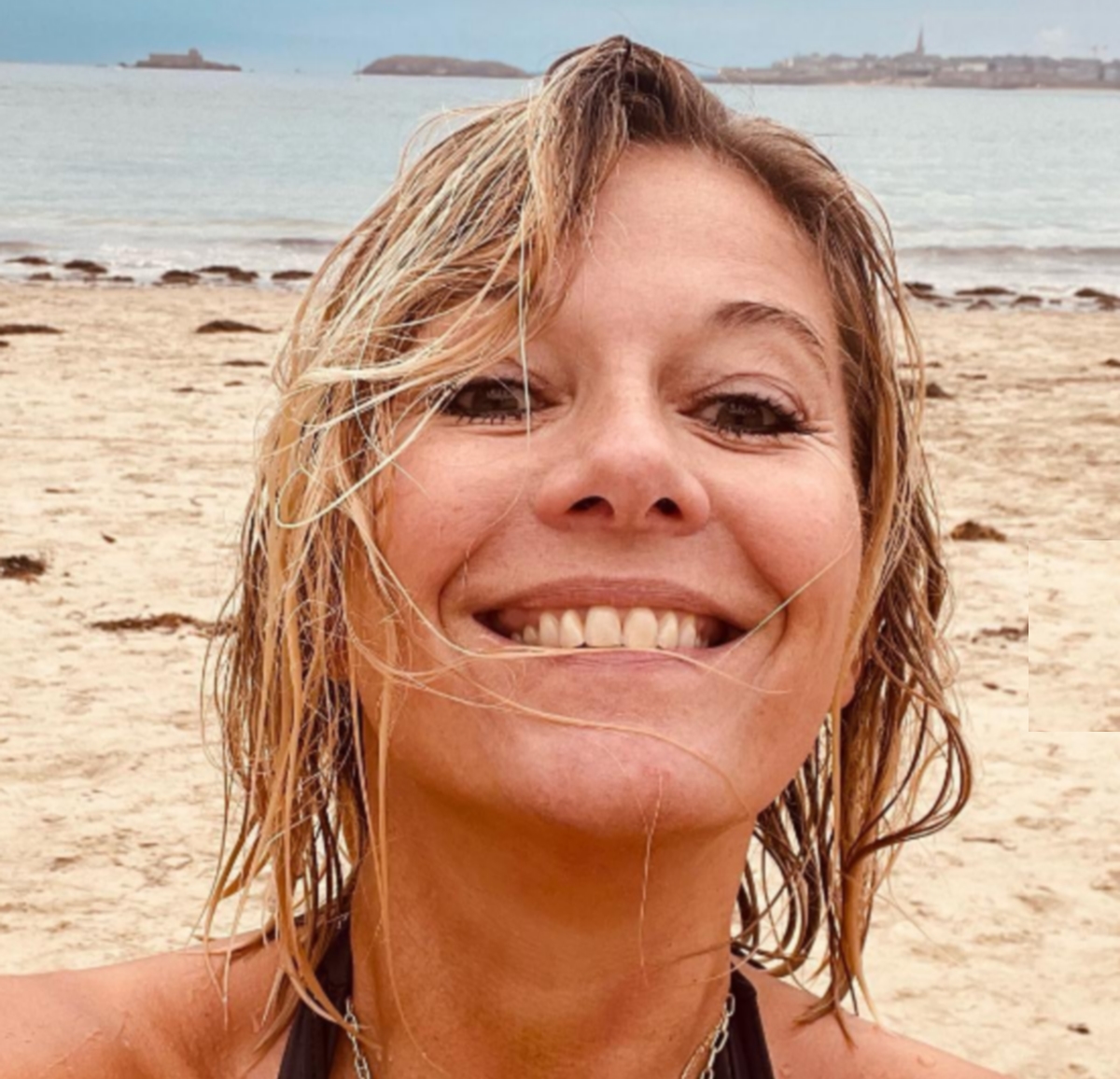 Flavie Flament à 49 Ans Les Fesses à Lair Elle Affiche Son Corps Au Naturel Celebfrance 