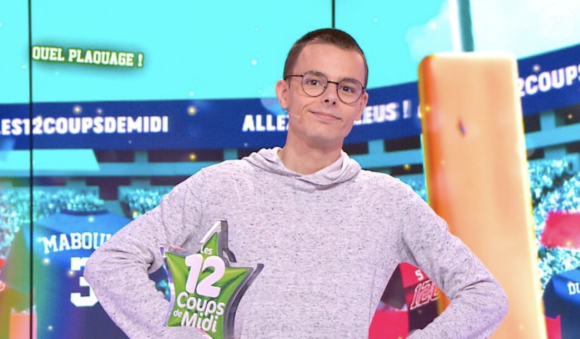 De quoi lui faire un peu plus mériter sa place de maître de midi.
Emilien est le nouveau maître de midi dans "Les 12 Coups de midi" sur TF1, avec Jean-Luc Reichmann.