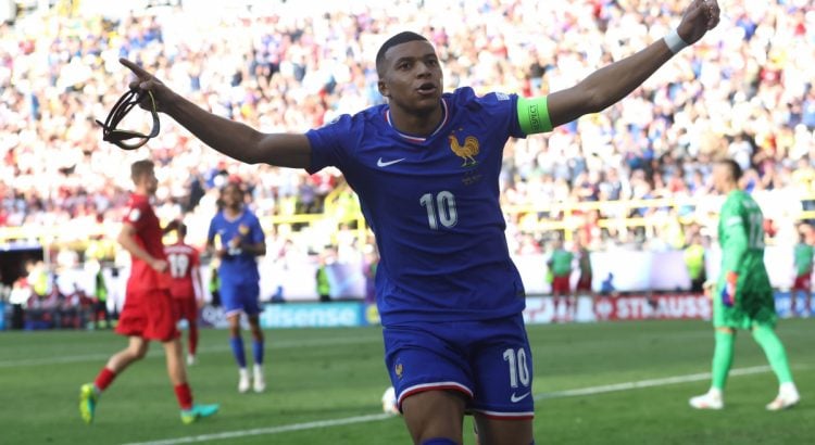 Kylian Mbappé taclé par Daniel Riolo