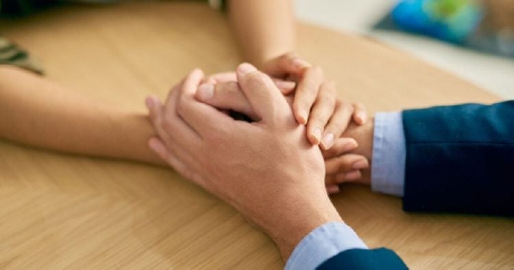 Les habitants apportent le soutien aux familles des victimes