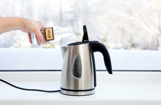 Le vinaigre blanc avec de l'eau bouillante