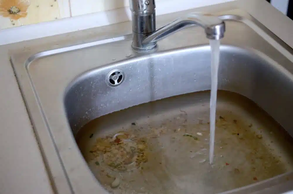 Évier bouché avec eau stagnante