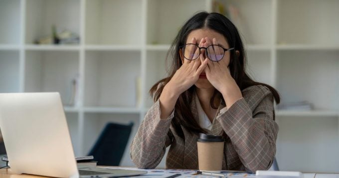 femme dépression triste travail
