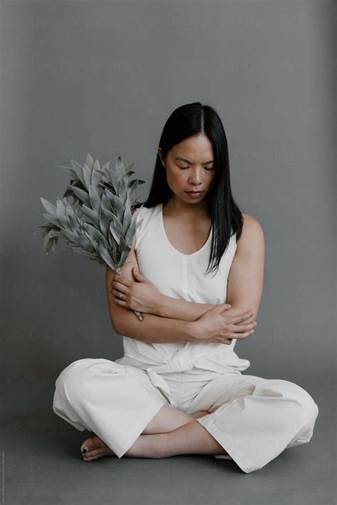 Langage corporel féminin et posture détendue