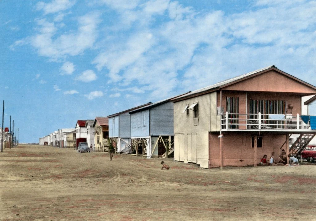 Plaża Chalets w Gruissan i jej domki na palach
