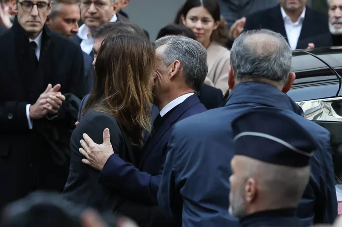 Carla Bruni et Nicolas Sarkozy s’embrassent avant la prison