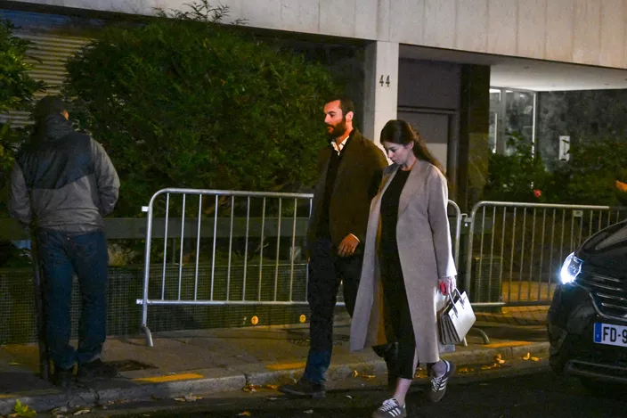 Nicolas Sarkozy et Carla Bruni quittant leur domicile à Paris avant l'incarcération
