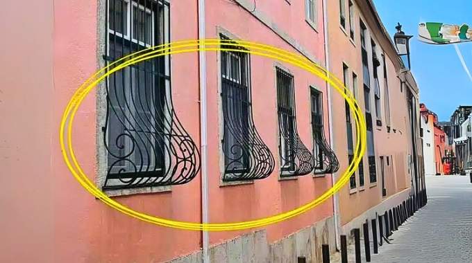 façade méditerranéenne avec barreaux arrondis