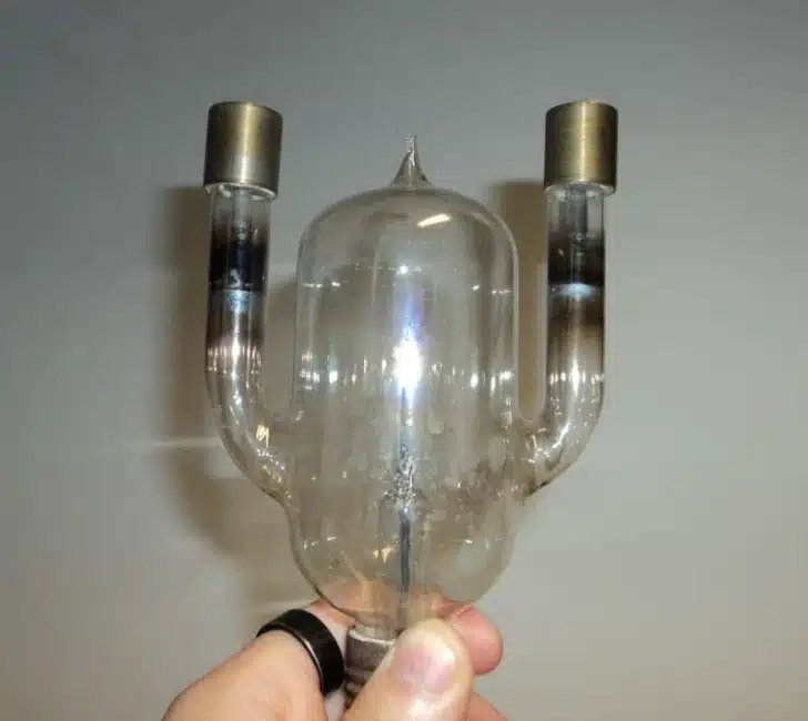 Objet vitré ressemblant à une ampoule ancienne