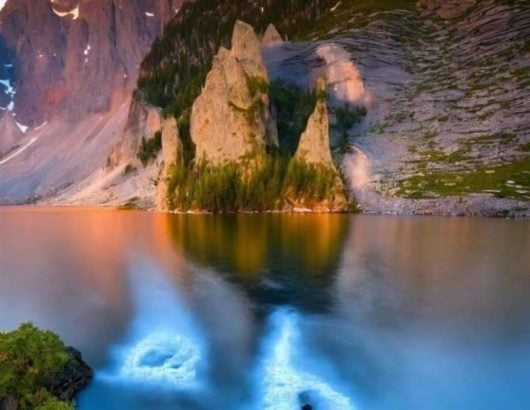 Un visage caché dans les montagnes