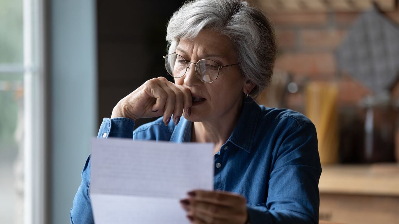 Une senior regarde ses factures