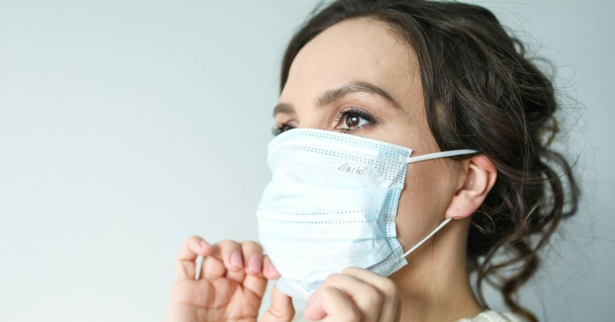 Une femme portant un masque contre le Covid