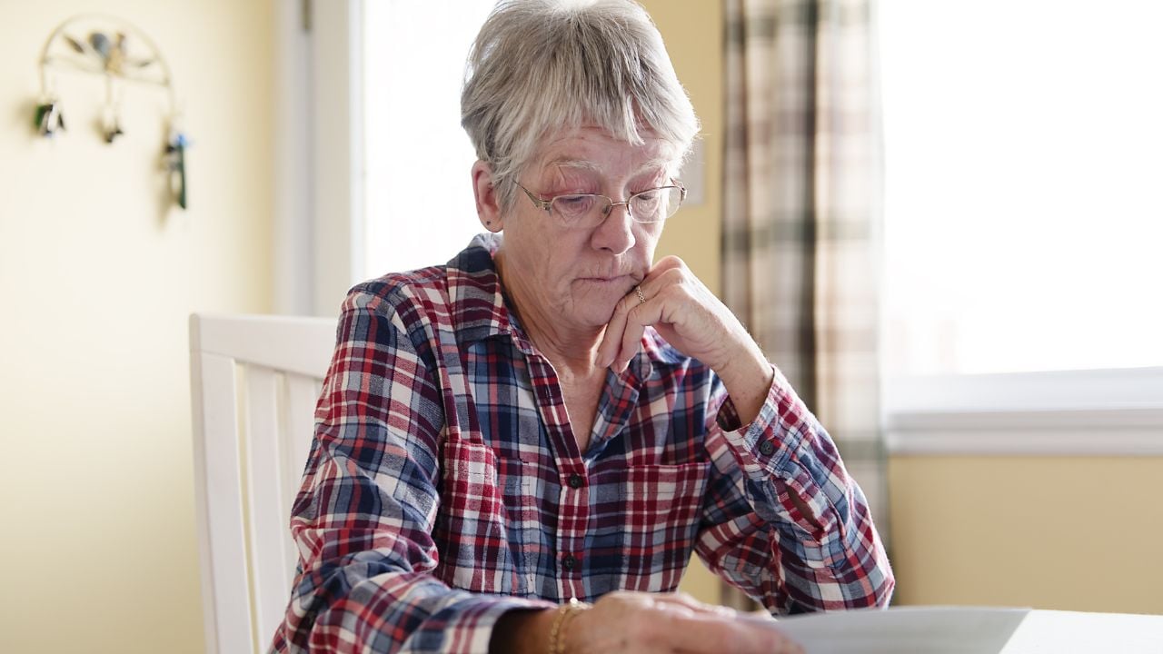 Femme âgée regardant un document