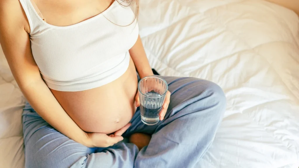 Les compléments en folate sont déjà recommandés pendant la grossesse pour prévenir les malformations du tube neural chez le bébé.