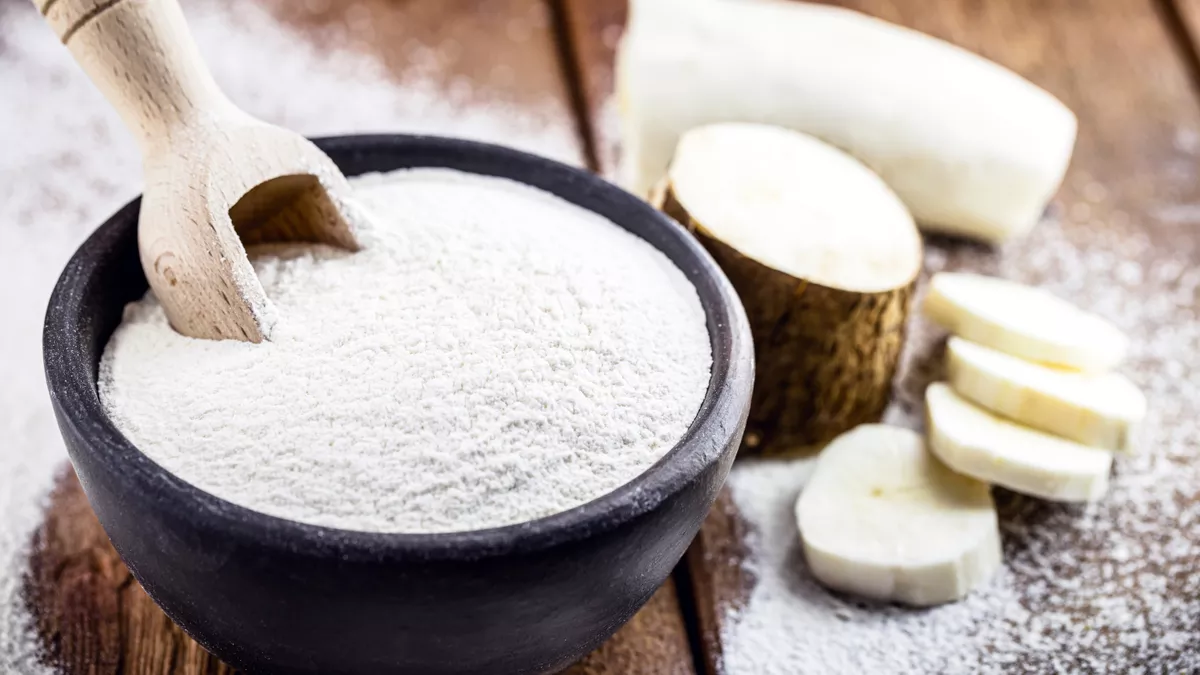 Łyżeczki mąki z tapioki na łóżku z zielonych liści