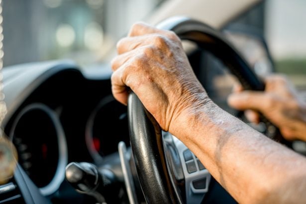 Conducteur senior au volant