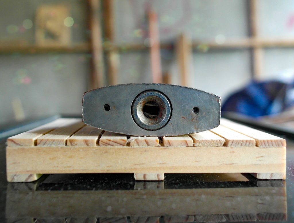 Zbliżenie małego otworu drenażowego znajdującego się u podstawy kłódki