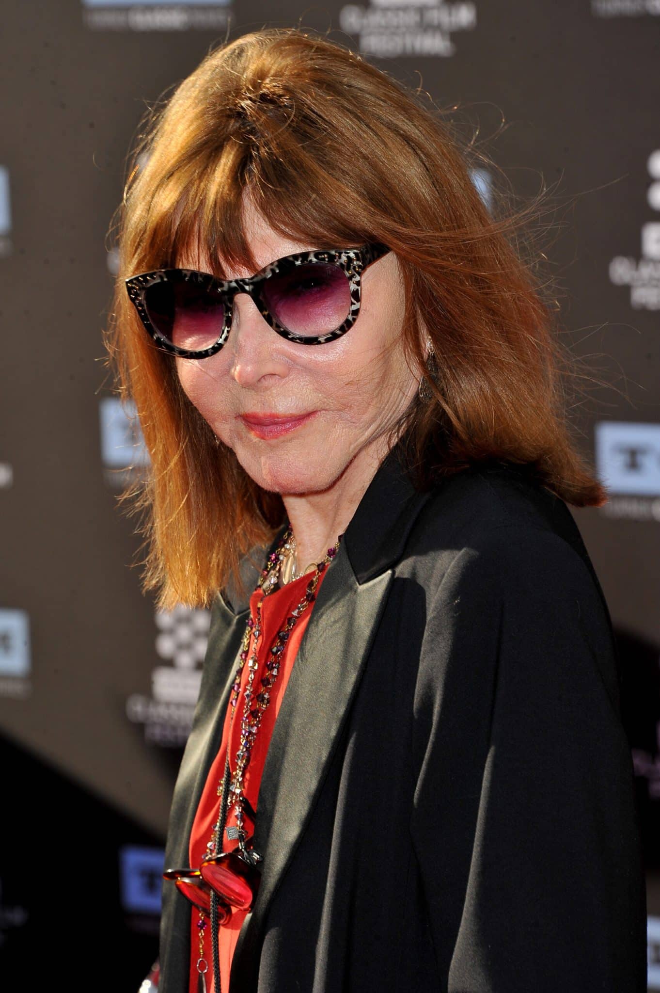 Lee Grant en portrait studio, regard intense