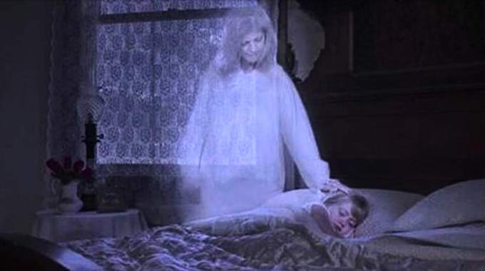 Sugestywne zdjęcie zachodu słońca, symbolizujące pamięć i spokój