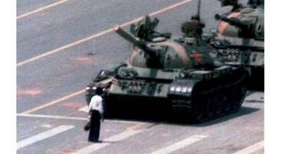 Чоловік обличчям до танків на площі Тяньаньмень