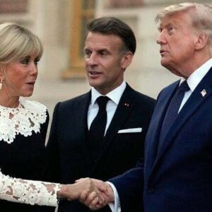 © La robe bicolore noire et blanche de Brigitte Macron pour accueillir Donald Trump