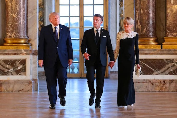 La robe bicolore noire et blanche de Brigitte Macron pour accueillir Donald Trump