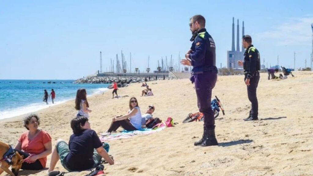 © ALLY - Une femme virée de la plage à cause de son maillot « Elle n’a pas le droit de s’habiller comme ça »