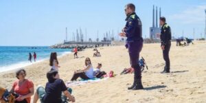 © ALLY - Une femme virée de la plage à cause de son maillot « Elle n’a pas le droit de s’habiller comme ça »