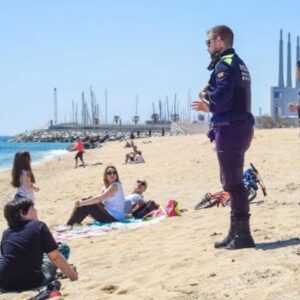 © ALLY - Une femme virée de la plage à cause de son maillot « Elle n’a pas le droit de s’habiller comme ça »